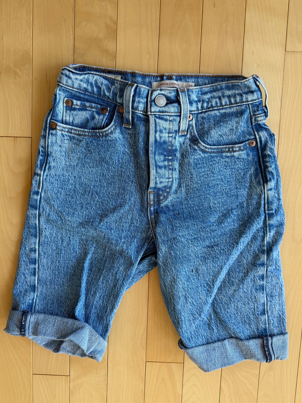 Levi’s wedgie Jean shorts size 23